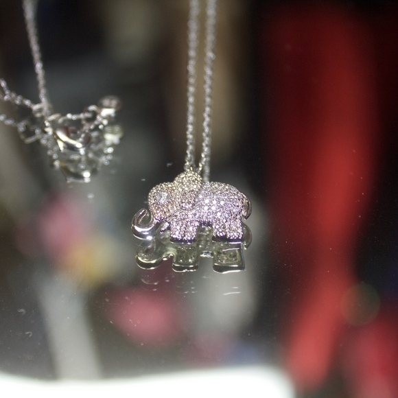 Gorgeous Elephant Swarovski Neckless - Picture 2 of 2